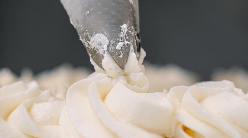 Pasta şefinden tam ölçülü pastacı kreması yapılışı! Misafirler parmaklarını yiyecek...