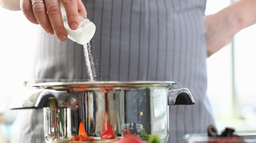 Tuzu &ccedil;ok ka&ccedil;an yemeği &ccedil;&ouml;pe d&ouml;kmeyin! Bu y&ouml;ntemlerle yemeği kurtarabilirsiniz...