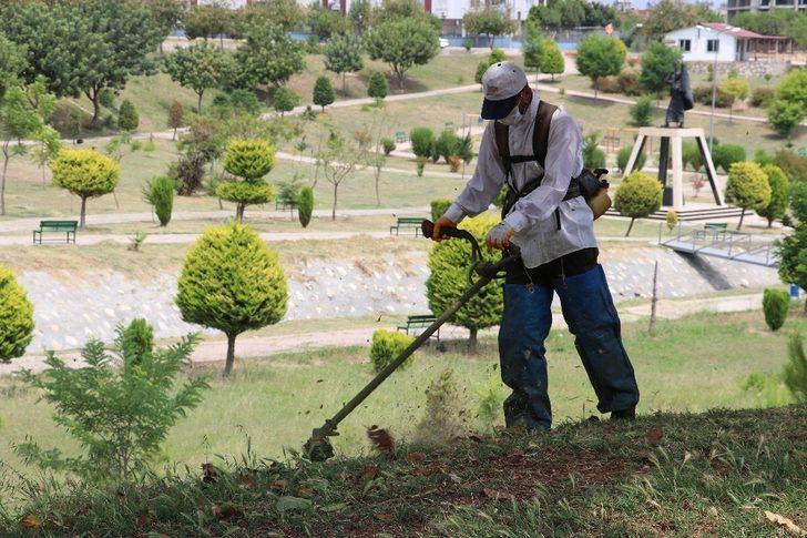 Toroslar’da yeşil alanlara yaz bakımı G1