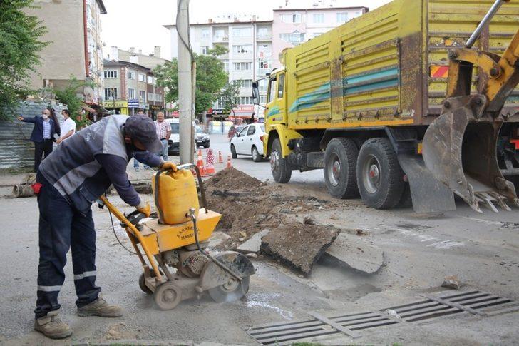 Yağışlar nedeniyle tıkanan rögarlar yenileniyor G3