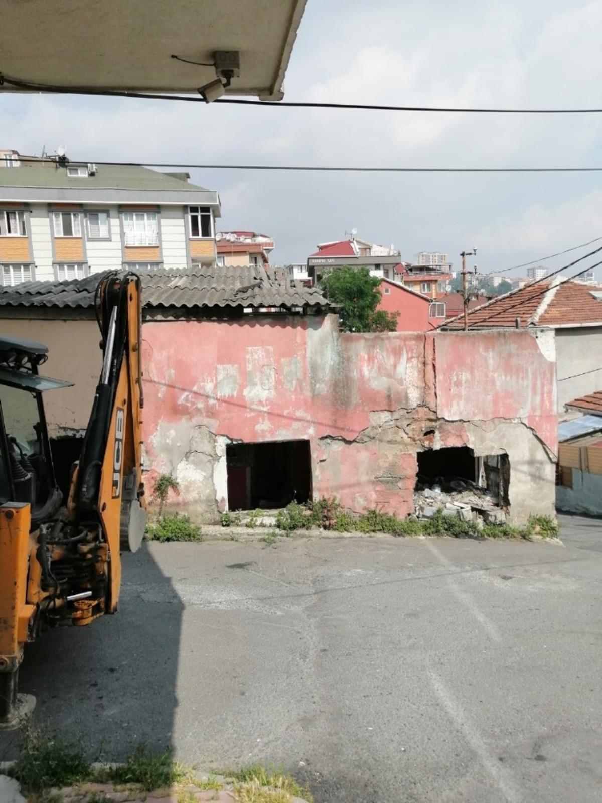 Ey&uuml;psultan&rsquo;da metruk binaların yıkımı devam ediyor