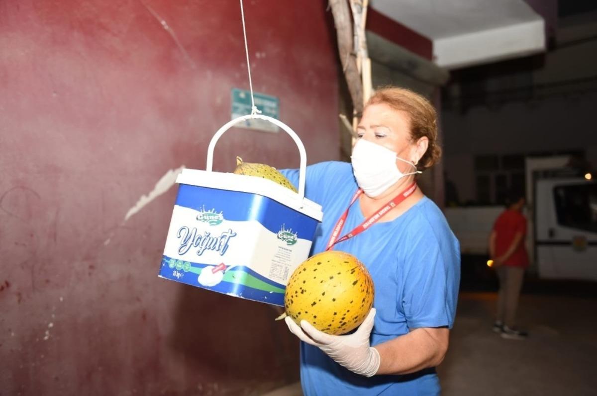 Tarsus Belediyesi, &ccedil;ift&ccedil;ilerden aldığı 300 ton &uuml;r&uuml;n&uuml; halka dağıttı