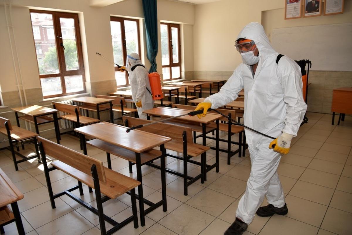 Sel&ccedil;uklu&rsquo;da LGS &ouml;ncesi okullar dezenfekte ediliyor