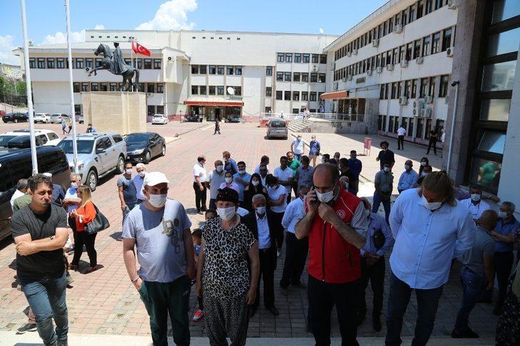 Tuncelililer gözyaşlarıyla uğurladı, Vali Tuncay Sonel ağlayarak veda etti G4