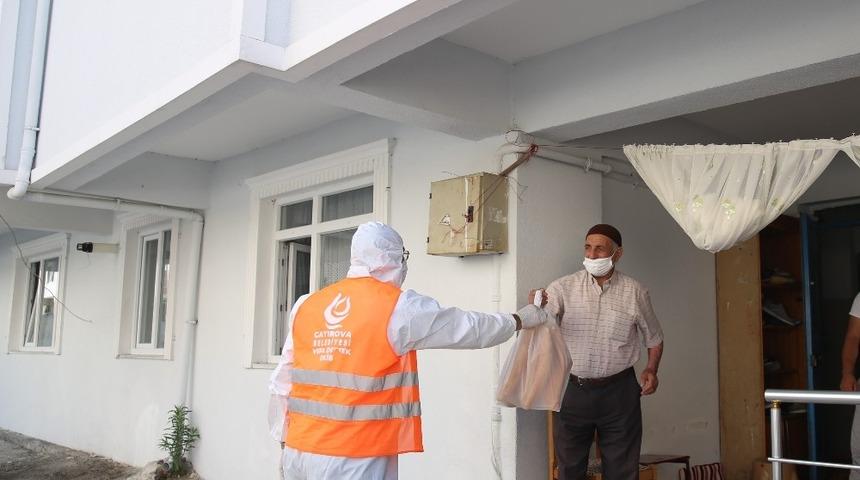 Belediye, karantinaya alınan sokakta ekmek dağıttı