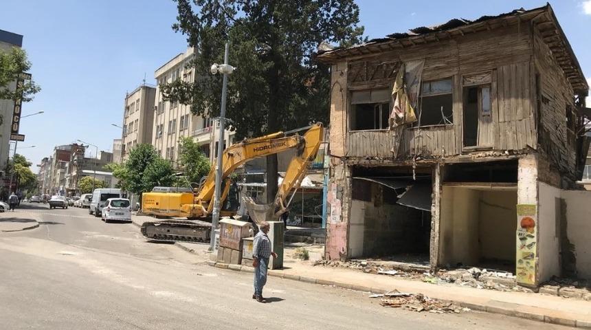 Harıkçı Caddesinde yol genişletme çalışması