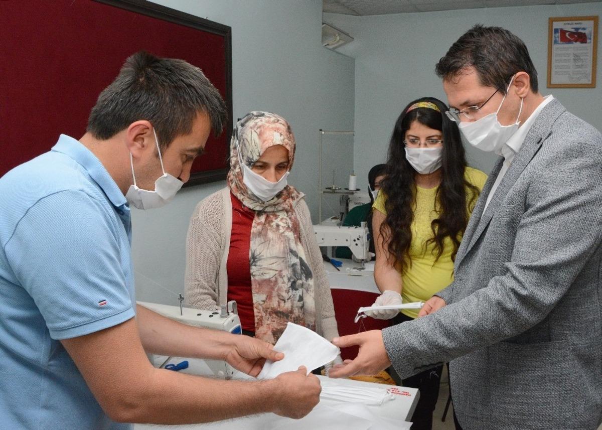 Kaymakam &Ccedil;e&ccedil;en&rsquo;den maske &uuml;retim at&ouml;lyesine ziyaret