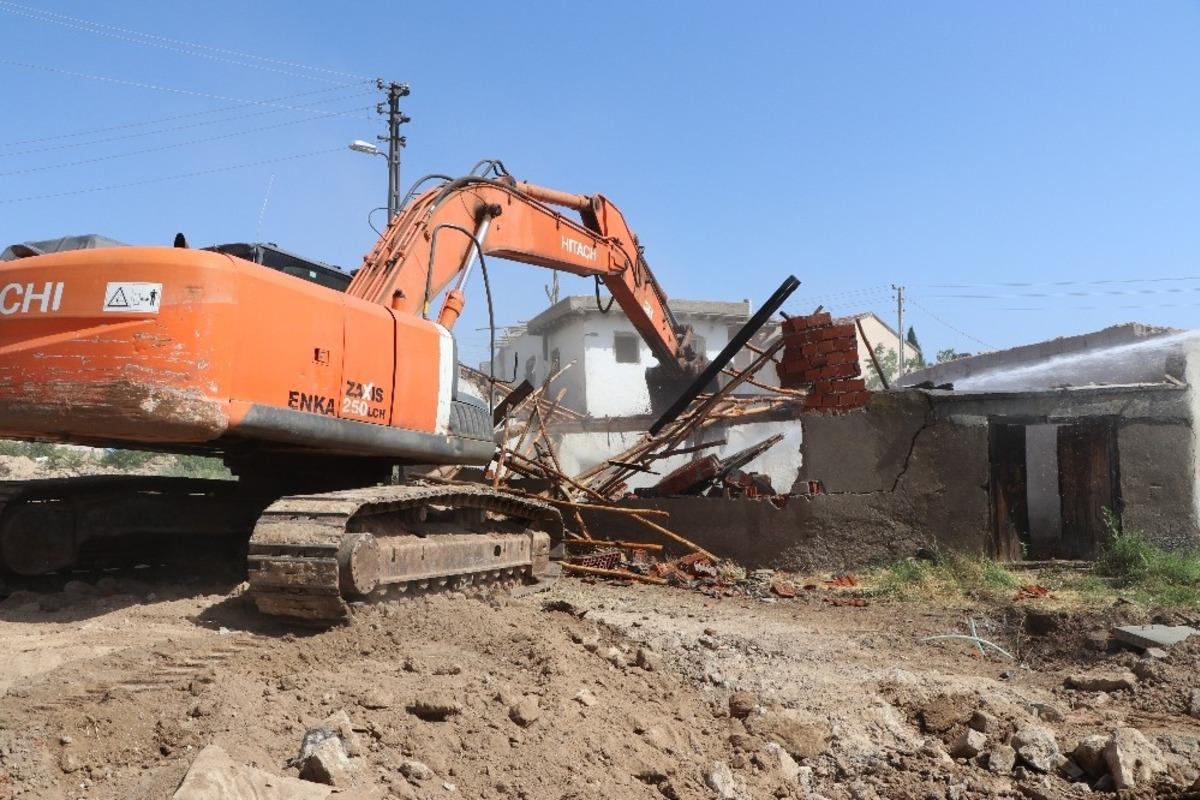 Yahşihan&rsquo;da metruk binalar yıkılıyor
