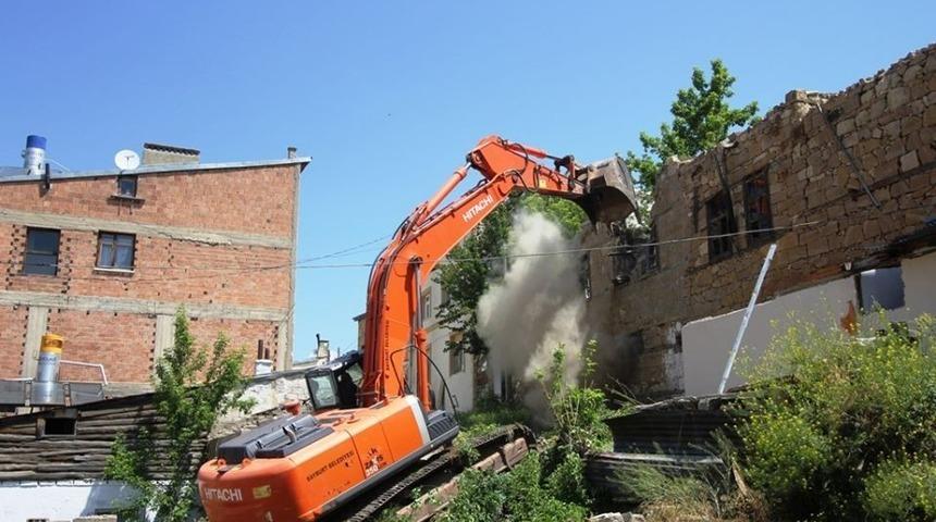 Bayburt&rsquo;ta harabe binalar yıkılıyor