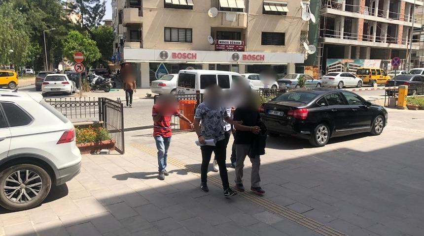 Kuşadası&rsquo;ndaki operasyonda 3 kişi polis tarafından yakalandı