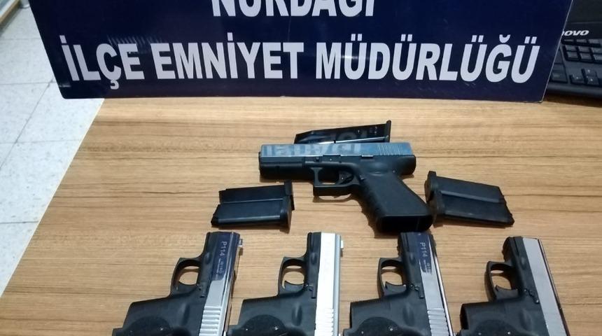 Nurdağı&rsquo;nda durdurulan otomobilde silahlar ele ge&ccedil;irildi