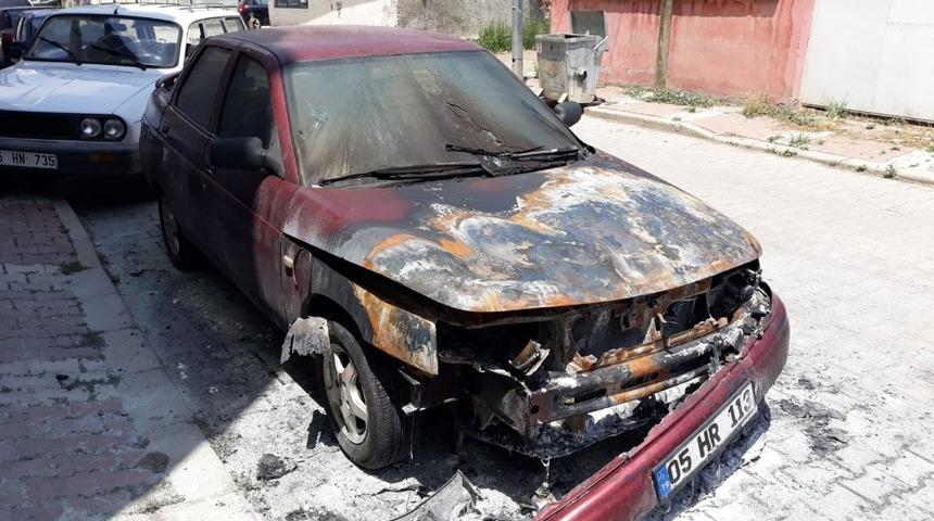 Park halinde alev alan otomobil zarar g&ouml;rd&uuml;