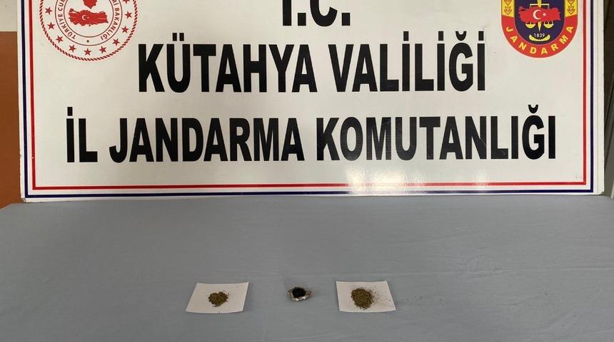 Tavşanlı&rsquo;da otomobilden uyuşturucu &ccedil;ıktı