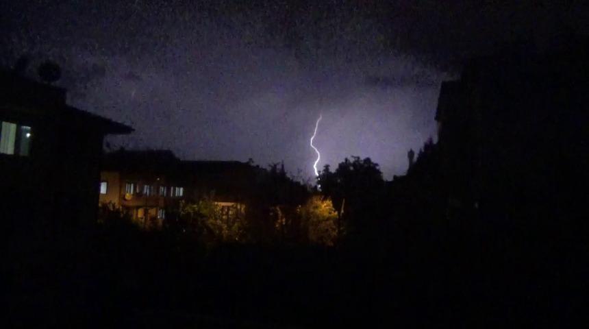 D&uuml;zce&rsquo;de şimşekler geceyi aydınlattı