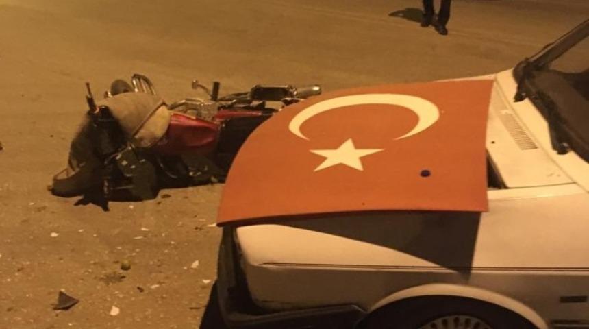 Otomobille &ccedil;arpışan motosikletli ağır yaralandı