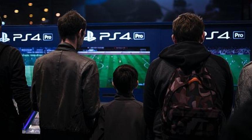 Fransa'da indirimli PlayStation 4 izdihama neden oldu! Polis gazla müdahale etti