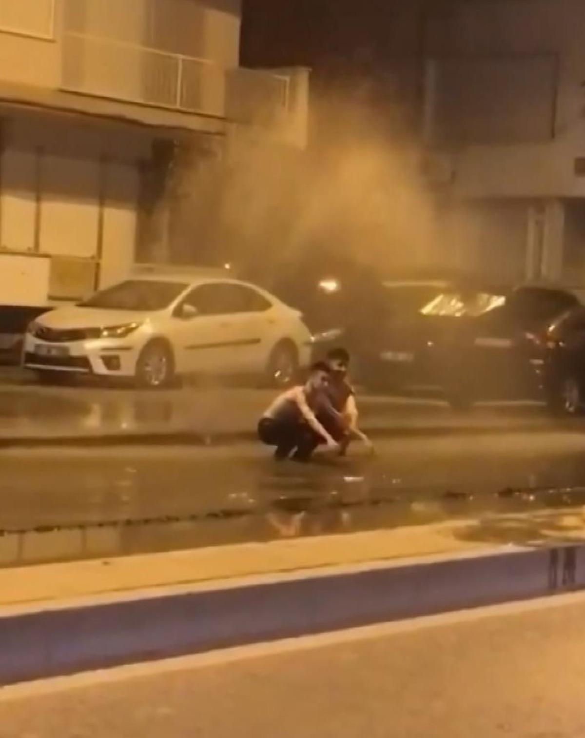 Bebek'te boru patladı, fışkıran su uzun s&uuml;re boşa aktı