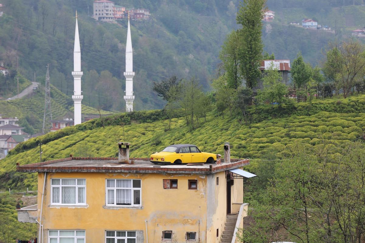 &Ccedil;atıdaki otomobili g&ouml;renler inanamıyor: İsteyen buyursun &ccedil;atıdan alsın
