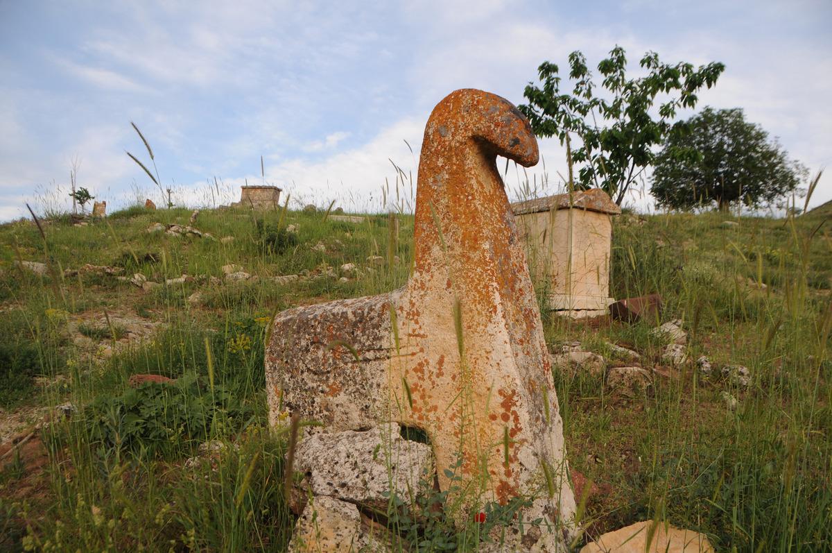 Tarihi atbaşı mezar taşları define avcılarının talanına uğradı