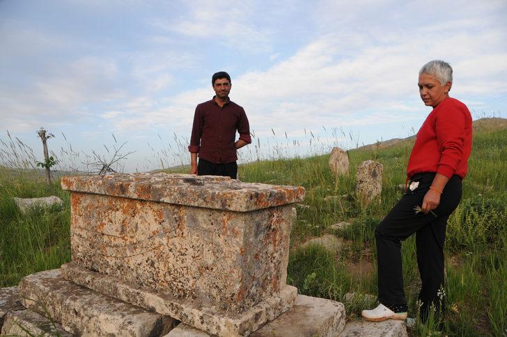 Tarihi atbaşı mezar taşları define avcılarının talanına uğradı G2