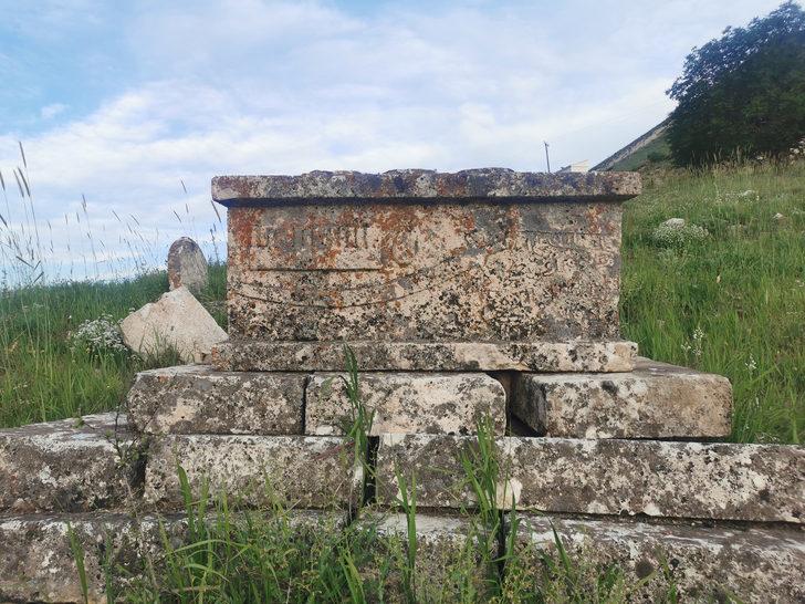 Tarihi atbaşı mezar taşları define avcılarının talanına uğradı G3