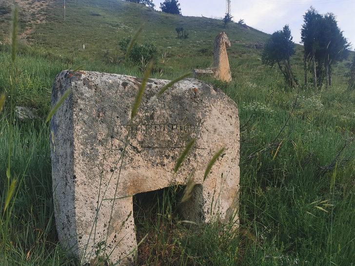 Tarihi atbaşı mezar taşları define avcılarının talanına uğradı G5