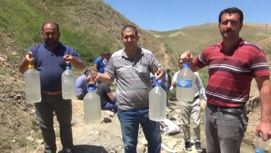B&ouml;brek taşına iyi geldiği iddia edilen suya inceleme! Uzmanı uyardı