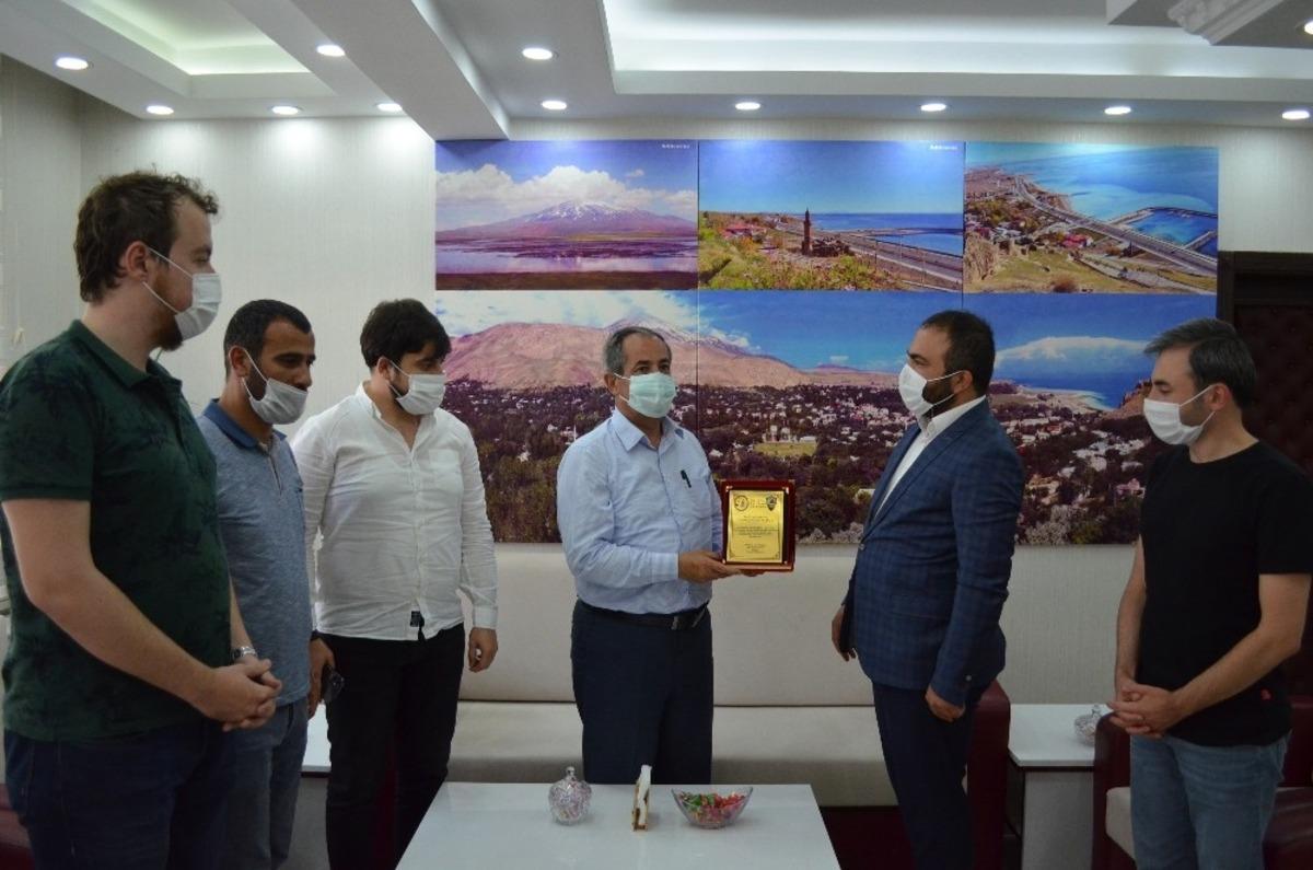 Adilcevaz GKY T&Uuml;RŞAD Voleybol Takımından Başkan G&uuml;rsoy&rsquo;a plaket