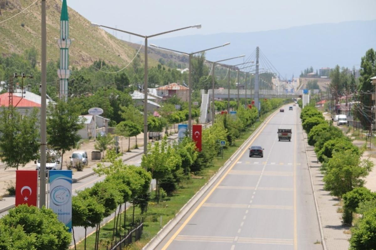 Erciş&rsquo;teki caddeler T&uuml;rk bayrakları ve flamalarla donatıldı