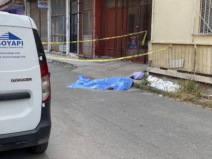 Sokak ortasında ölen babasına son kez baktı... G2