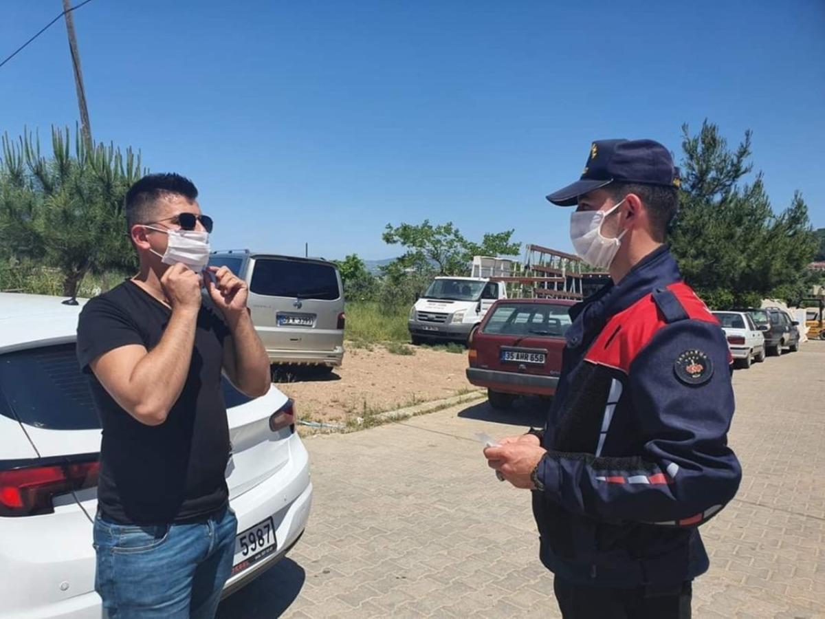 Kuşadası&rsquo;nda sosyal mesafe kurallarına uymayan 500 kişiye ceza kesildi