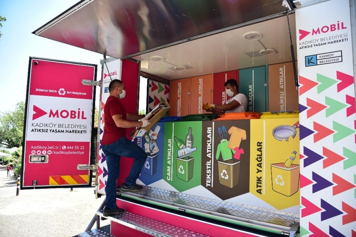 Mobil Atık Aracı Kadık&ouml;y yollarında