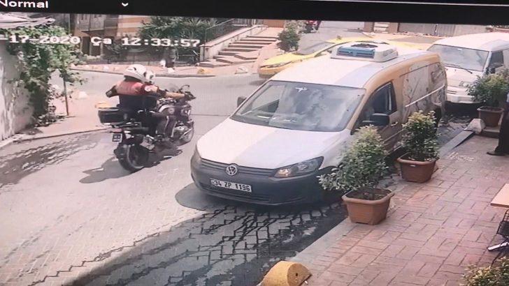 Beyoğlu'nda taksi şoförü motosikletten fırlayan polisi havada tuttu G2