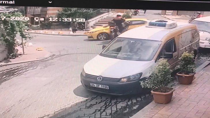 Beyoğlu'nda taksi şoförü motosikletten fırlayan polisi havada tuttu G3