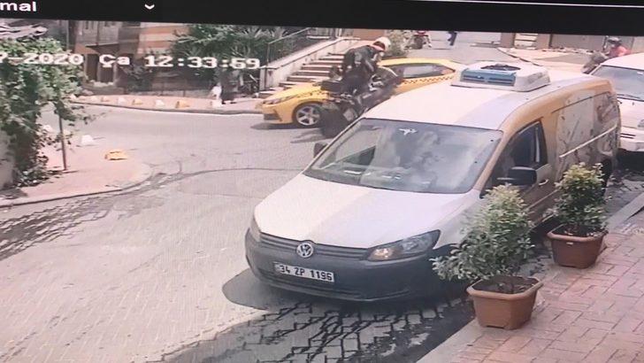 Beyoğlu'nda taksi şoförü motosikletten fırlayan polisi havada tuttu G4