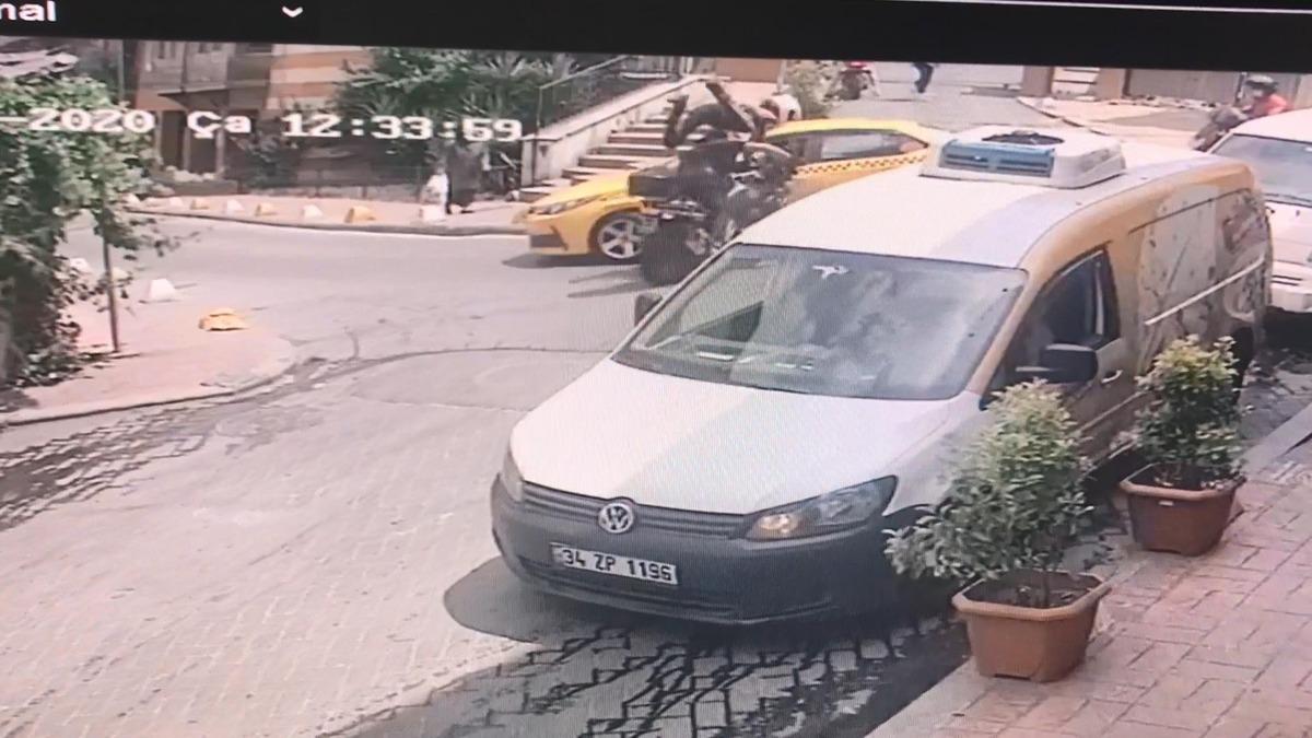 Beyoğlu'nda taksi şof&ouml;r&uuml; motosikletten fırlayan polisi havada tuttu
