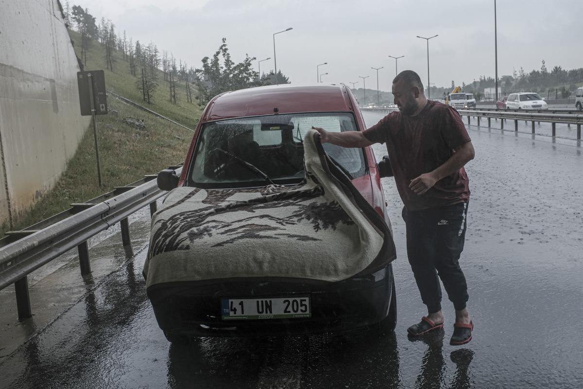 Kartal'da şiddetli yağış! Ara&ccedil; s&uuml;r&uuml;c&uuml;leri &uuml;st ge&ccedil;it altlarına b&ouml;yle sığındı
