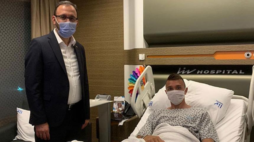 Bakan Mehmet Muharrem Kasapoğlu, Muslera'yı ziyaret etti