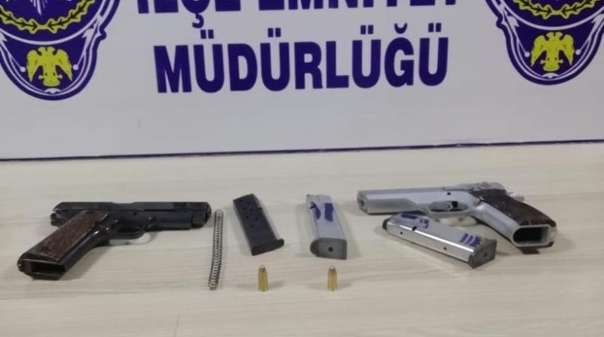 Ş&uuml;pheli ara&ccedil;ta ruhsatsız silah bulundu