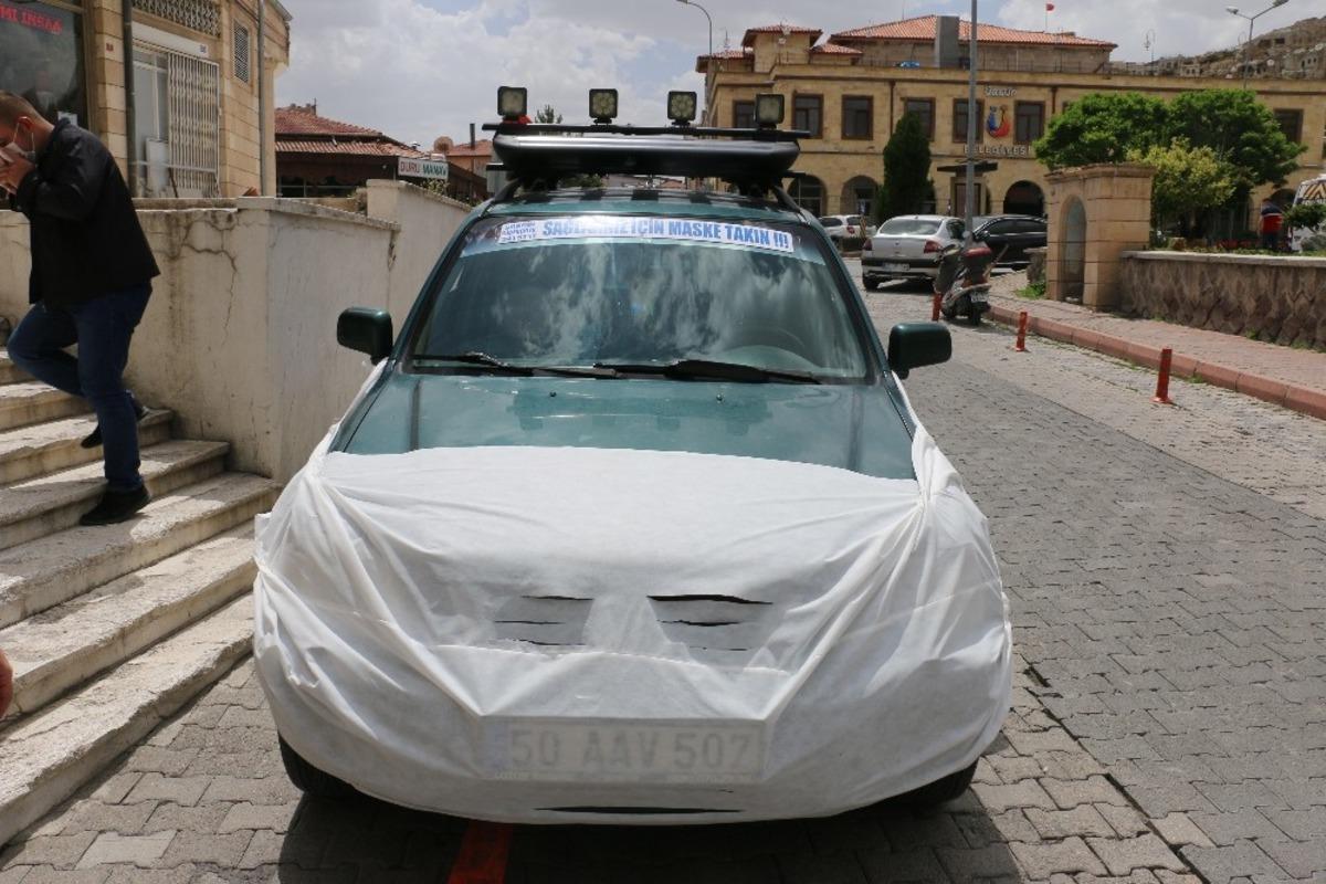 Koronavir&uuml;se dikkat &ccedil;ekmek i&ccedil;in aracına maske yaptırdı