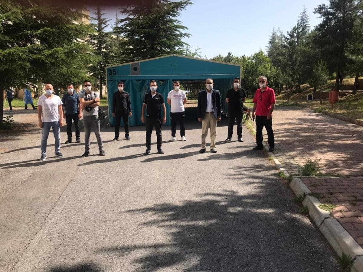 Gazeteciler Covid-19 testinden ge&ccedil;ti