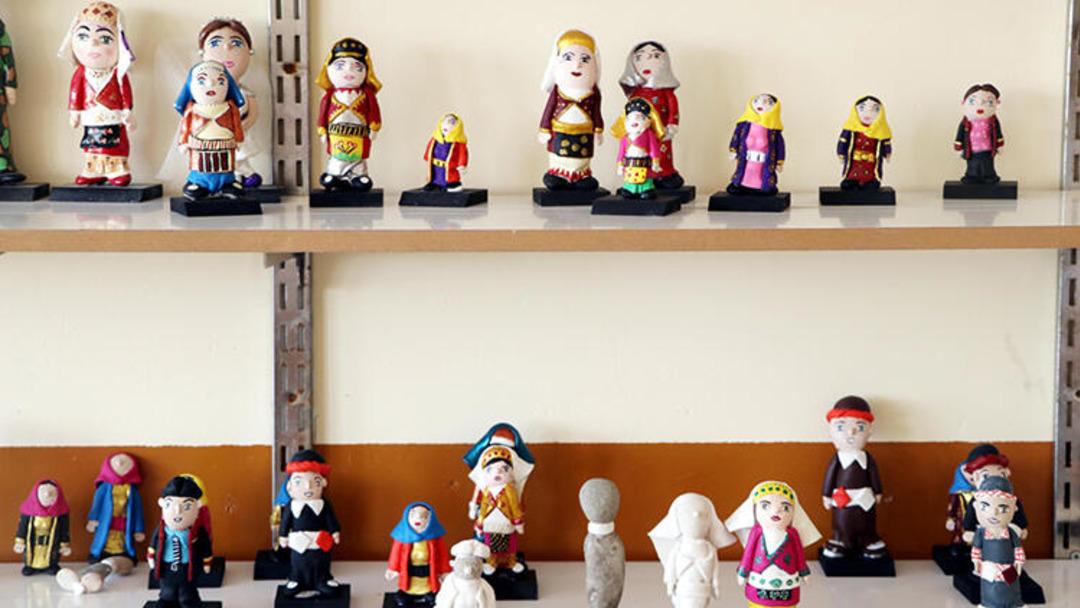 Nehirden topladıkları taşlarla oyuncak bebek yapıyorlar! 