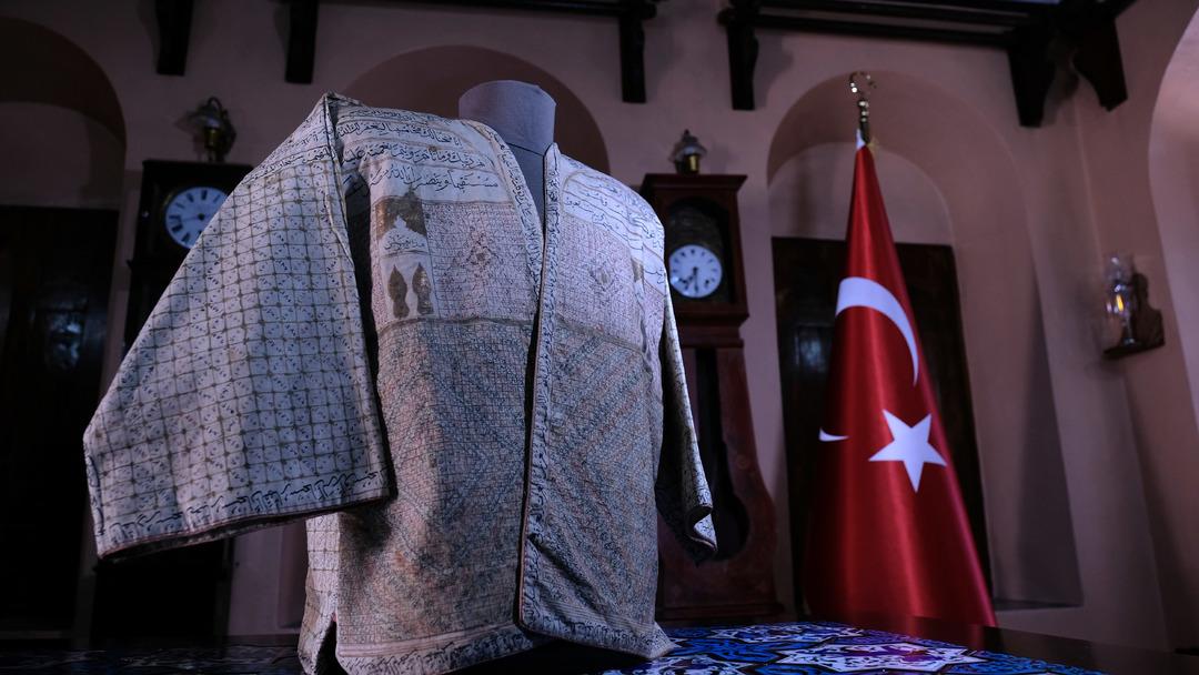 Mevlana'nın oğluna ait! 'Tılsımlı g&ouml;mleğin' gizemi hala &ccedil;&ouml;z&uuml;lemedi