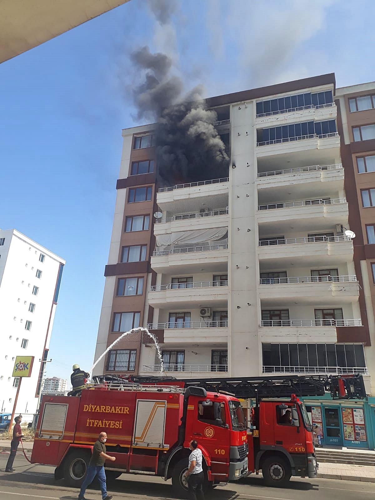 Diyarbakır'da yangında can pazarı! 40 kişi mahsur kaldı