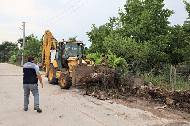 Başiskele’de yol kenarındaki otlar temizleniyor