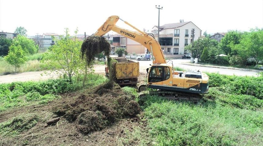 Başiskele&rsquo;de yol kenarındaki otlar temizleniyor