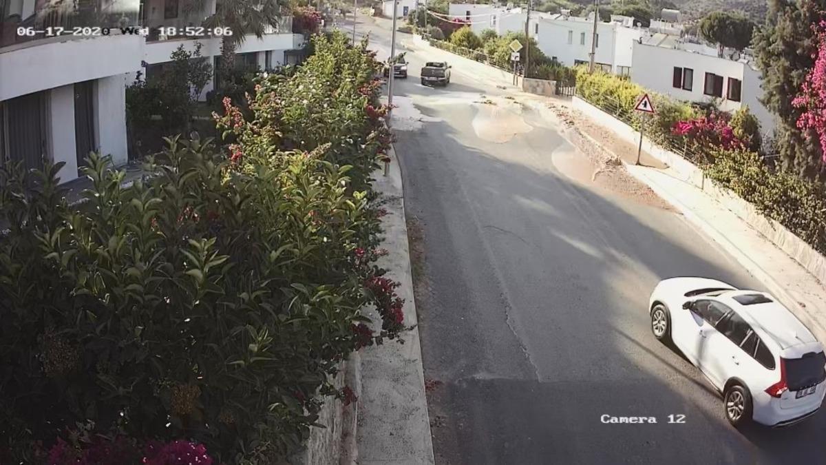 Su hattı borusu bomba gibi patladı! S&uuml;r&uuml;c&uuml;ler ka&ccedil;acak yer aradı