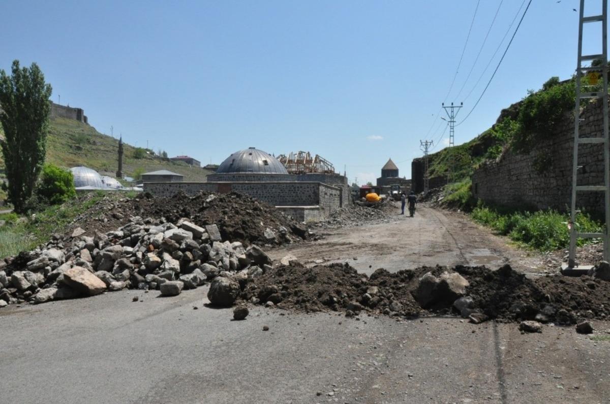 Kars&rsquo;ta Dere i&ccedil;i yolu trafiğe kapatıldı