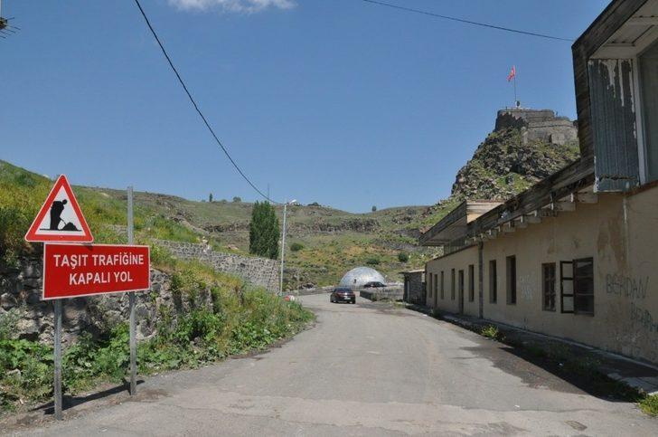 Kars’ta Dere içi yolu trafiğe kapatıldı G3