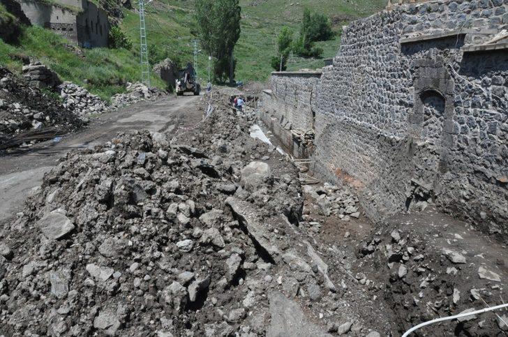 Kars’ta Dere içi yolu trafiğe kapatıldı G4